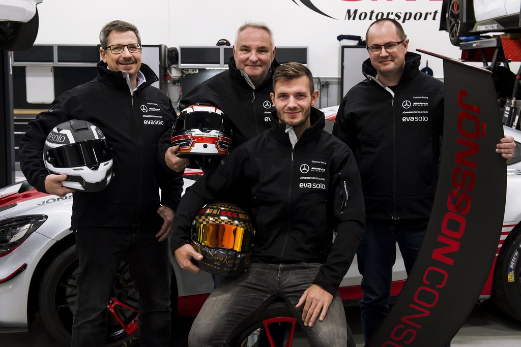 Det bliver ikke i Italien, men i Portugal, at sæsonen indledes for de tre kørere Jan Engelbrecht, Søren Jönsson og Mikkel C. Johansen samt teamchef Glen Sivertsen
(Foto: Jokum Tord Larsen)